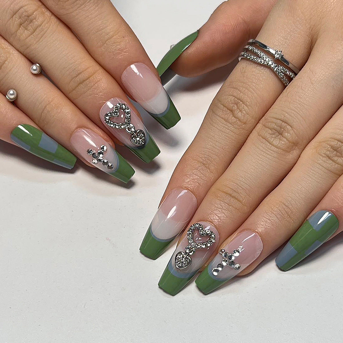 Kunstvolle Nagelverlängerungen mit dekorativem Schmuck-Effekt Brehn