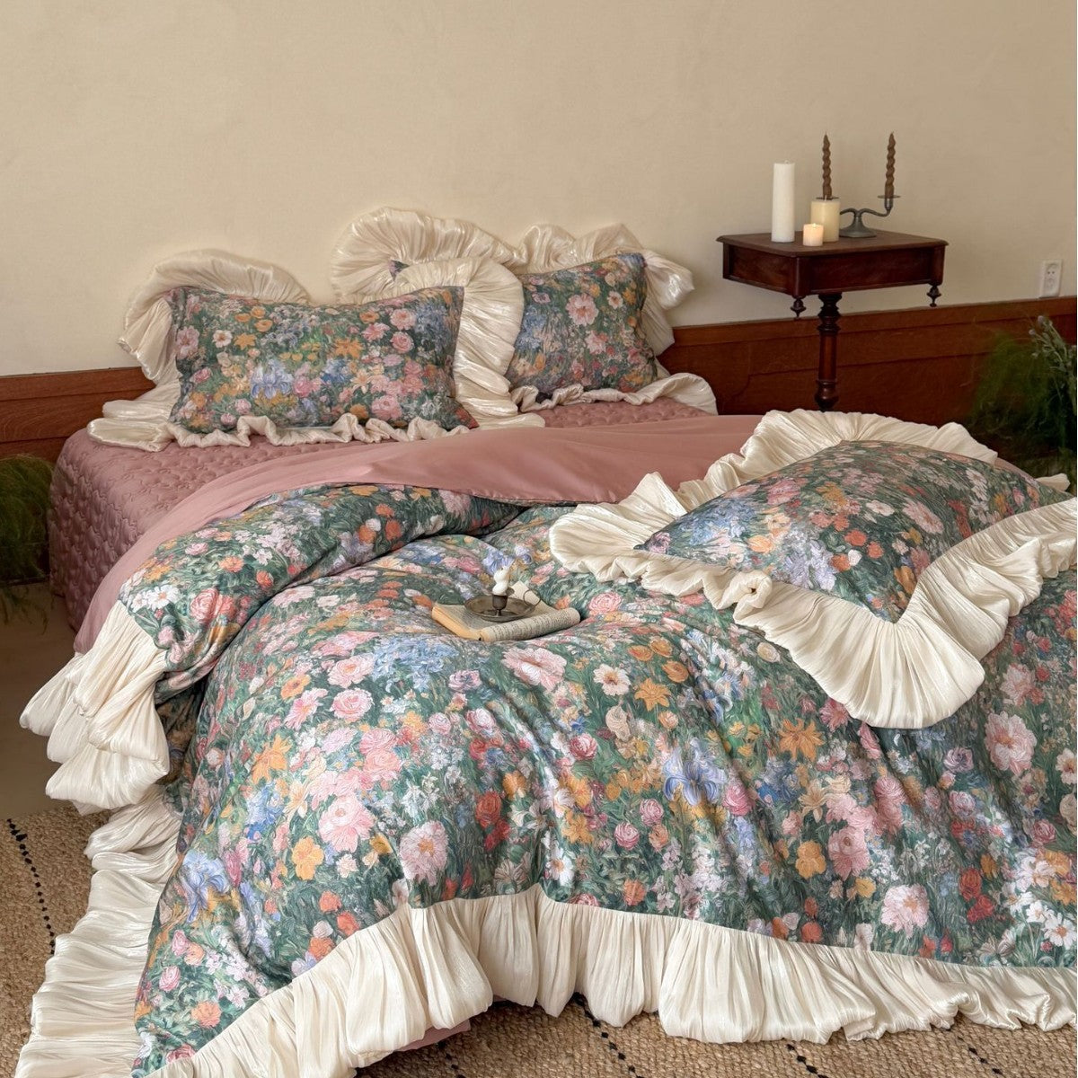 Florale Bettwäsche-Garnitur mit plissiertem Volant und Vintage-Blumenprint