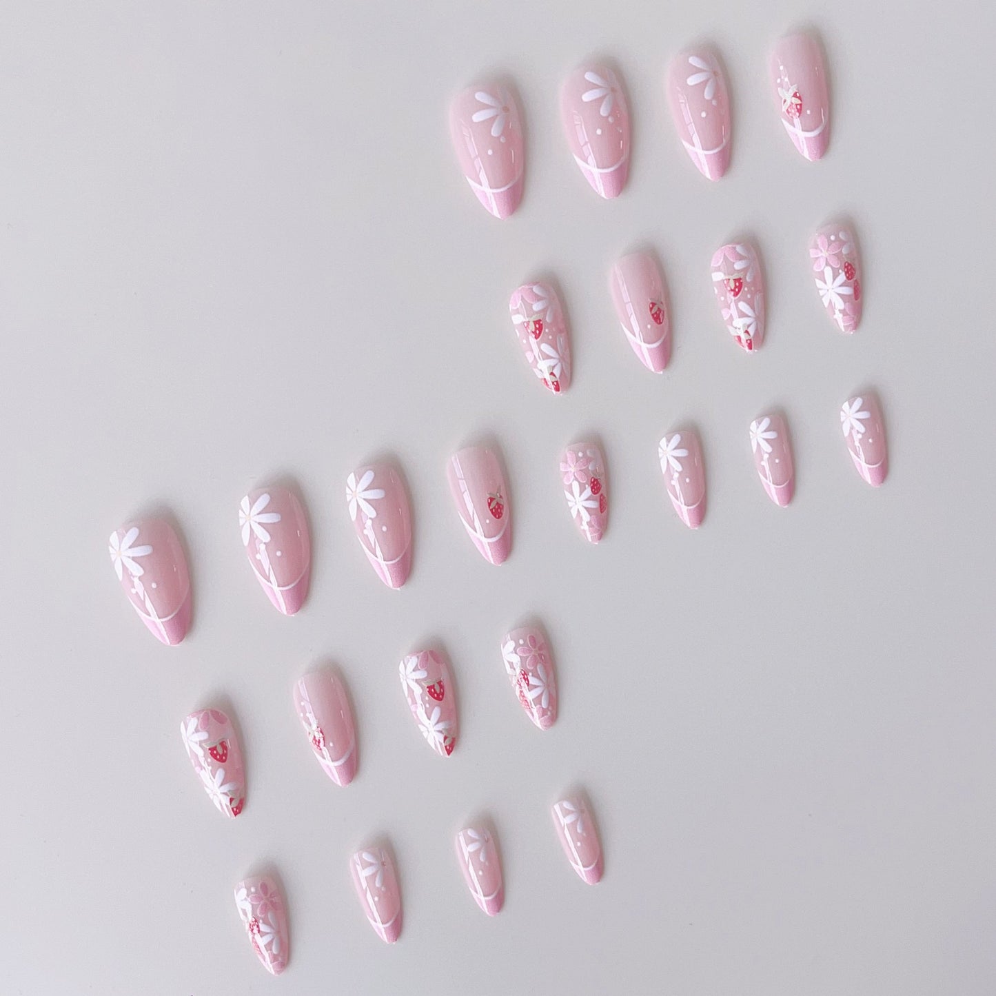 Kunstnagelset mit verspielten Blumen- und Erdbeermotiven Brehn