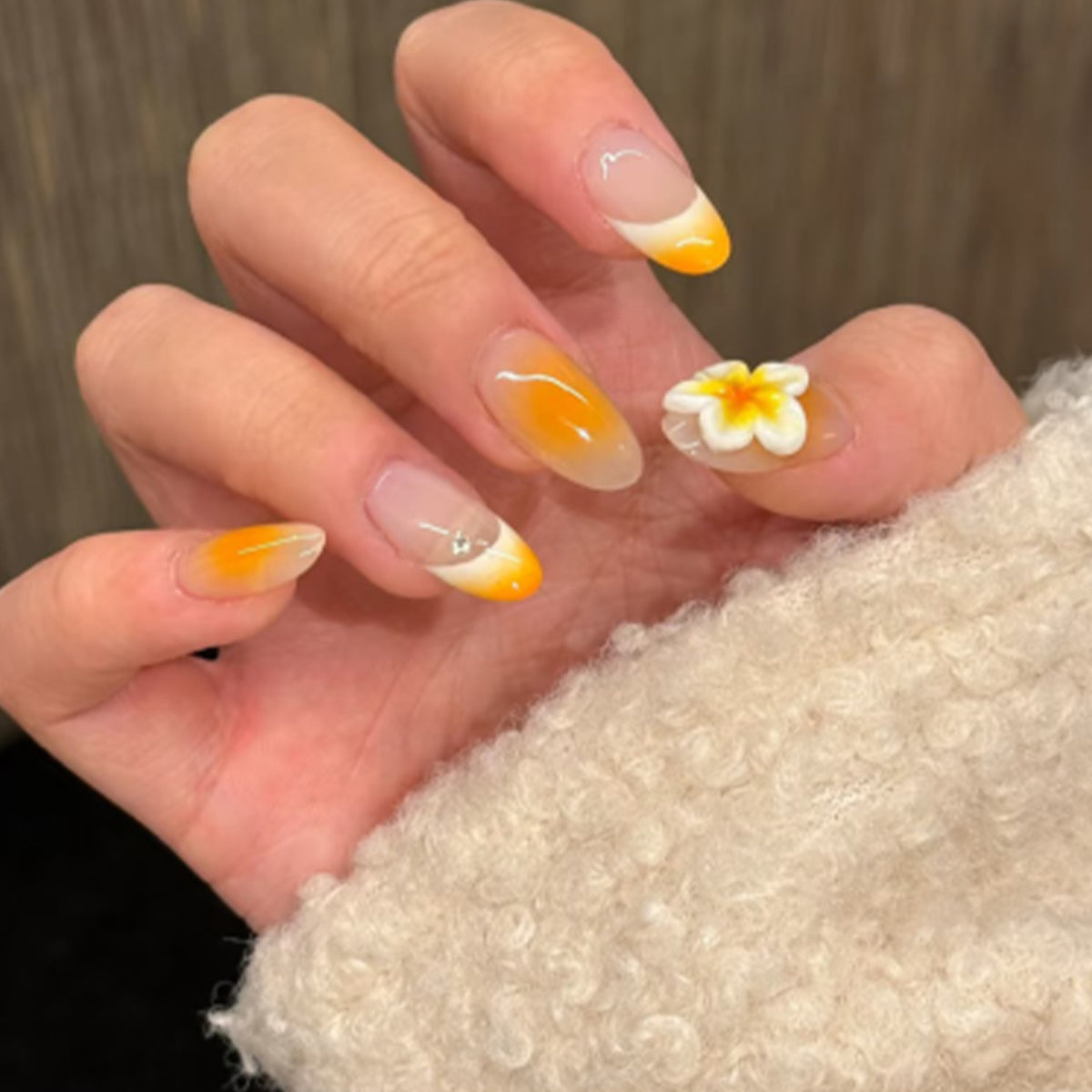 Kunstvolle Nagelverlängerungen mit zartem Ombre-Effekt und floralen Akzenten Brehn