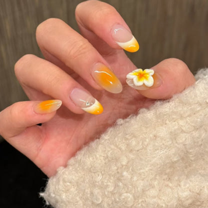 Kunstvolle Nagelverlängerungen mit zartem Ombre-Effekt und floralen Akzenten Brehn