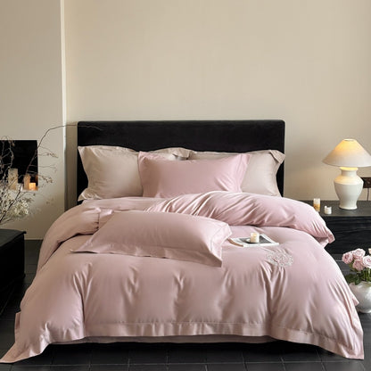 Luxuriöse Baumwollsatin-Bettgarnitur mit Monogramm-Stickerei und feiner Paspel