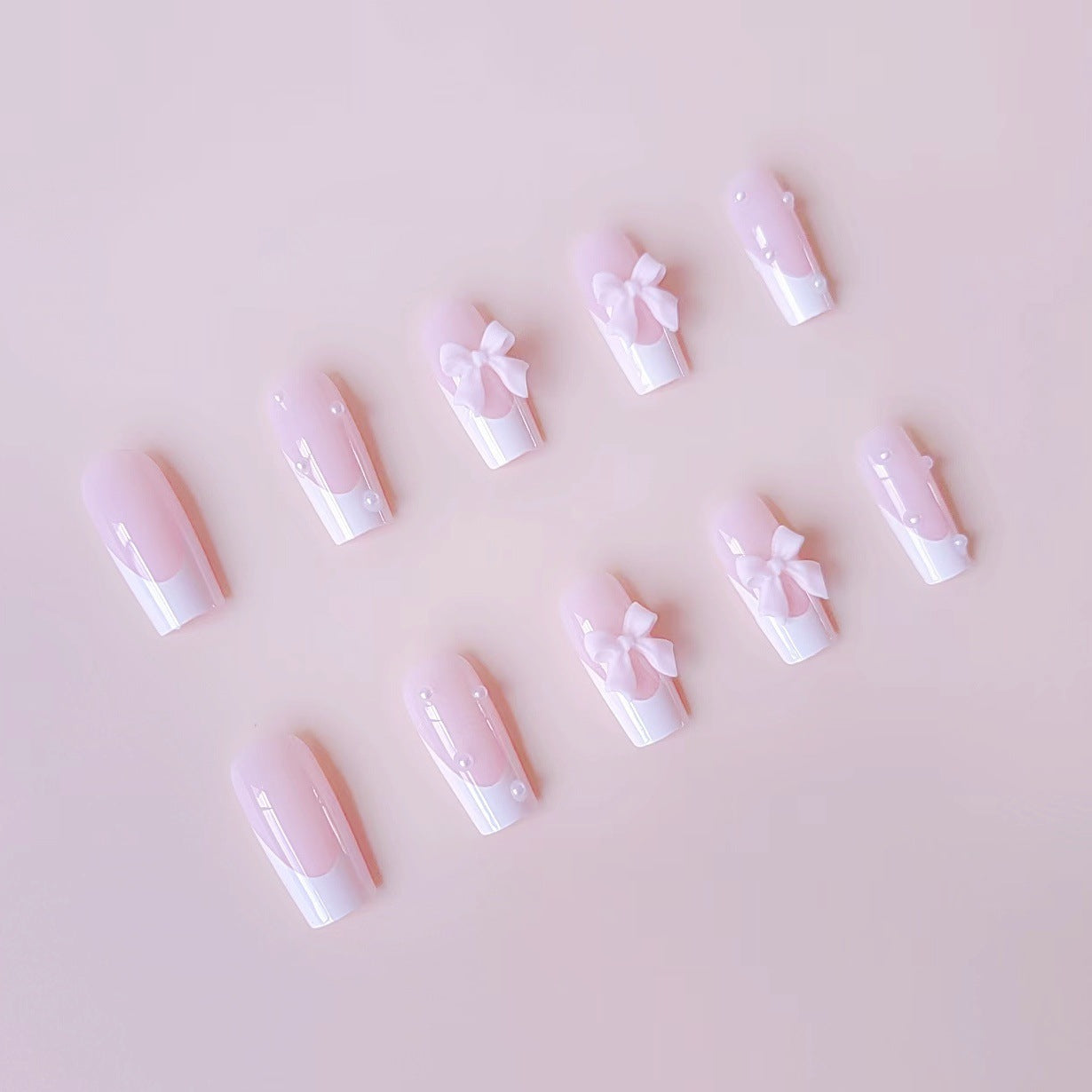Kunstnagelset mit eleganten Schleifen- und Perlverzierungen Brehn