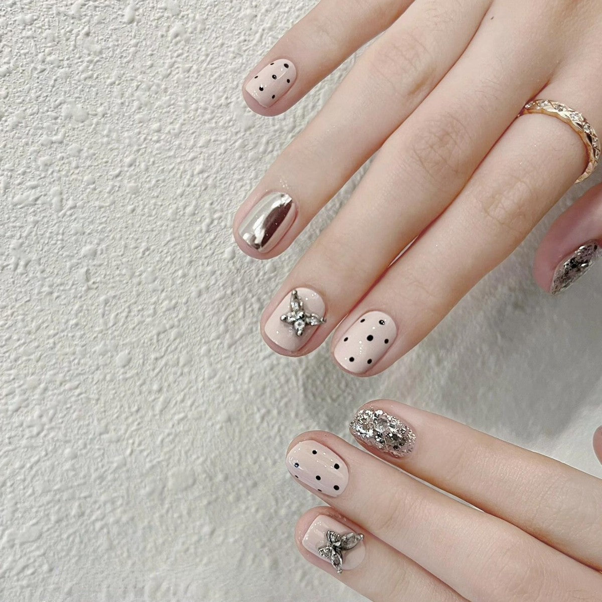 Kunstnägel mit Verspieltem Design und Glitzerakzenten Brehn