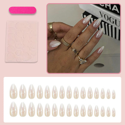 Kunstnagelset mit eleganten spitzen Formen und glänzenden Akzenten Brehn