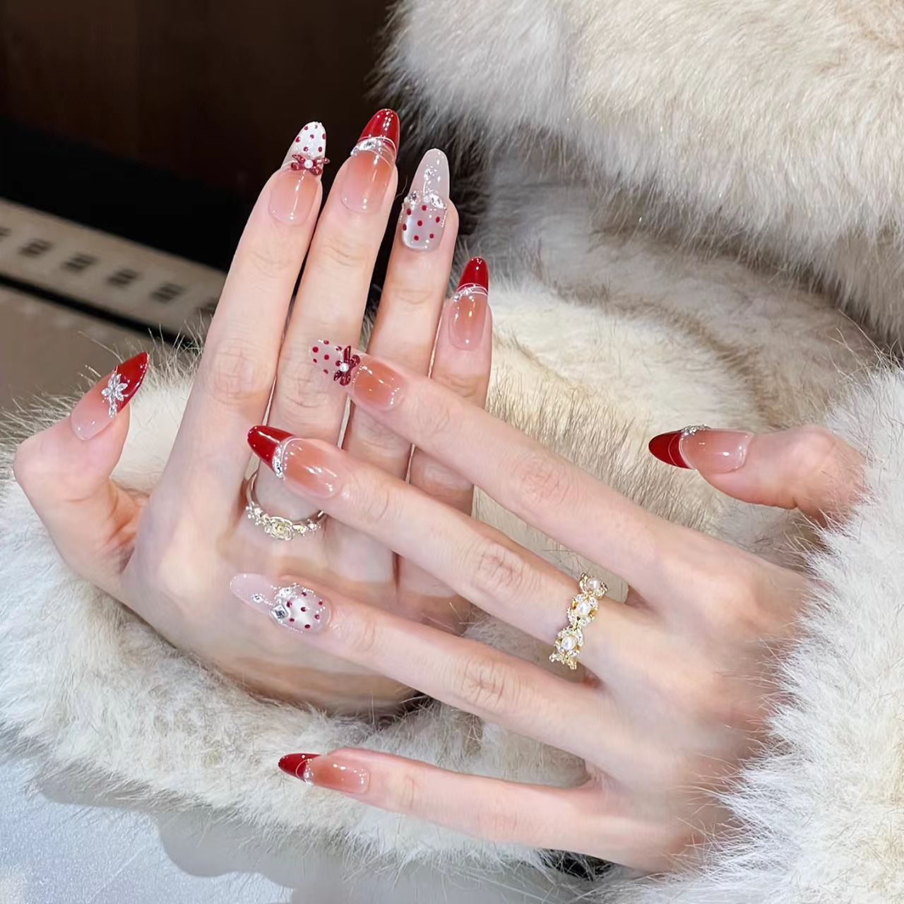 Dekoratives Press-On-Nagelset mit einzigartigen Mustern Brehn