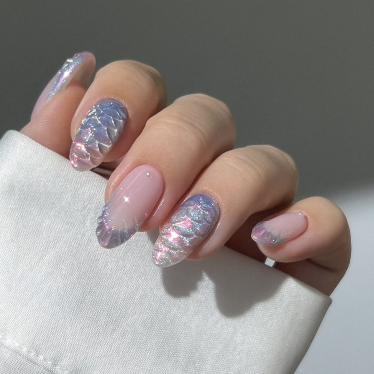 Kunstvolle Nagelverlängerungen mit schimmerndem Farbenspiel und glamourösen Akzenten Brehn