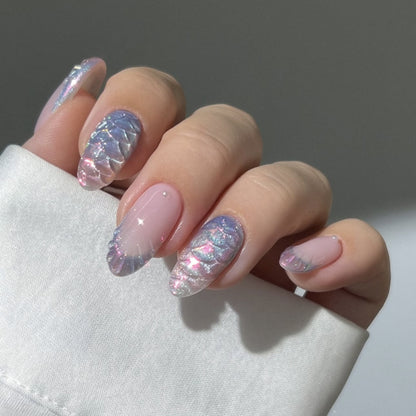 Kunstvolle Nagelverlängerungen mit schimmerndem Farbenspiel und glamourösen Akzenten Brehn