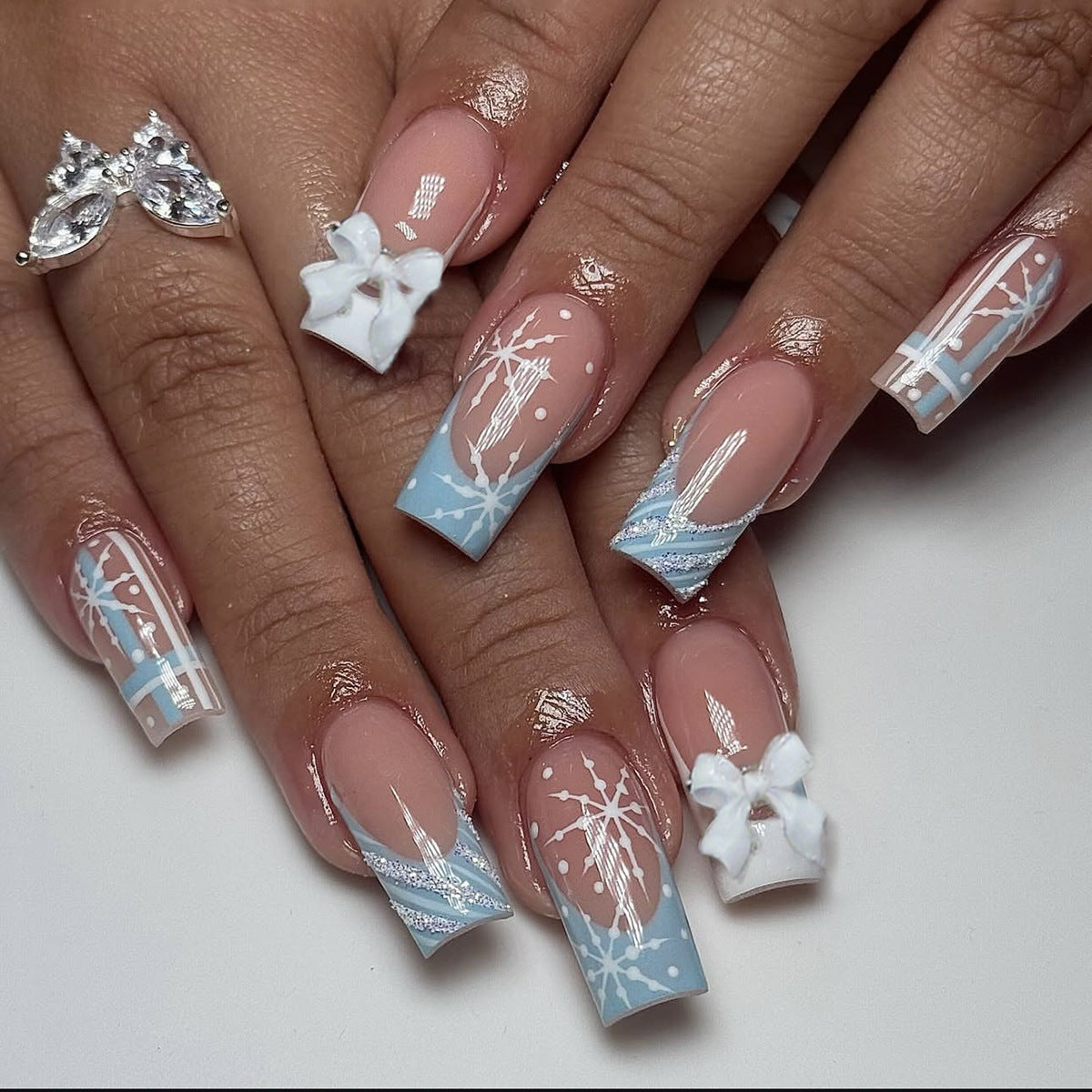 Kunstnagelset mit winterlichen Schneeflocken- und Schleifenmotiven Brehn