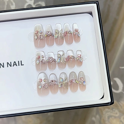 Dekorative Künstlerische Press-On Nagelset mit Herz- und Schleifenakzenten Brehn