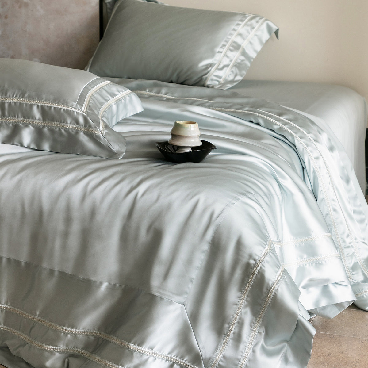Luxuriöses Satin-Bettwäsche-Set mit Zierborten und seidig-glattem Griff