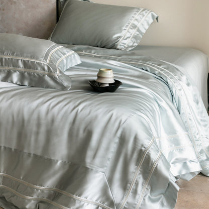 Luxuriöses Satin-Bettwäsche-Set mit Zierborten und seidig-glattem Griff