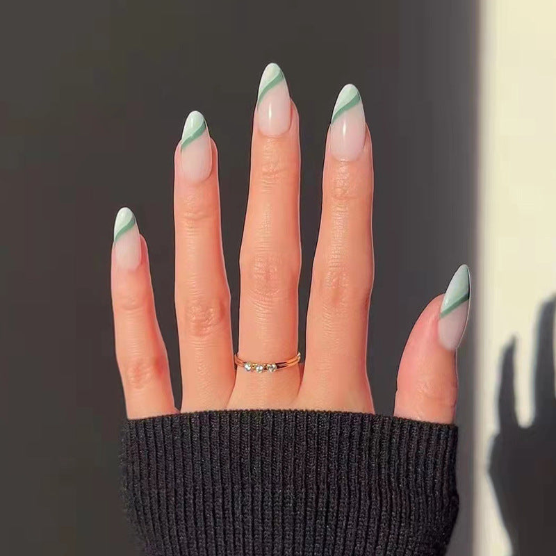 Kunstvolle Nagelverlängerungen mit elegantem Blattmuster Brehn