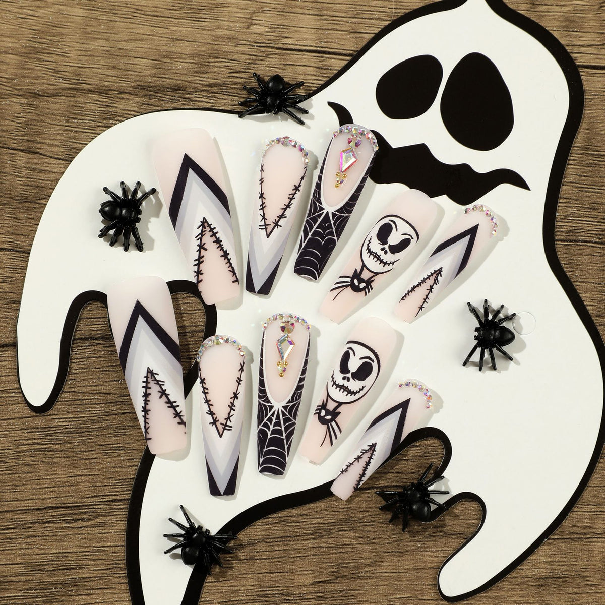 Kunstvolle Nagelverlängerungen im Halloween-Design Brehn