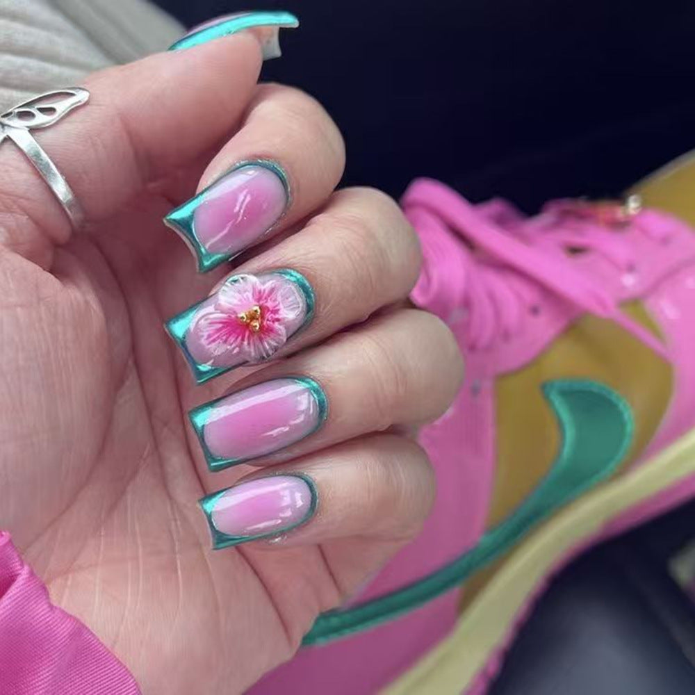 Kreative Kunstnägel mit floralen Applikationen Brehn