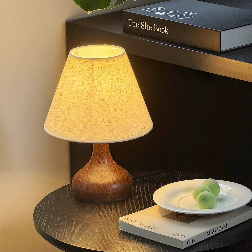 Klassische Tischlampe mit strukturiertem Schirm