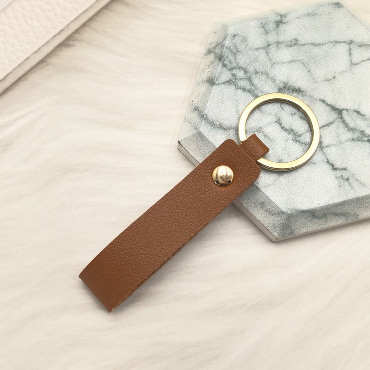 Unisex Schlüsselanhänger aus hochwertigem Kunstleder mit eleganter Metallverzierung Brehn