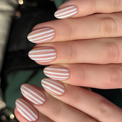 Stilvolle Nailart mit Eleganten Streifenmustern Brehn