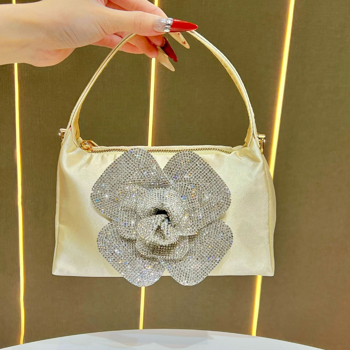 Blumenverzierter Handtasche