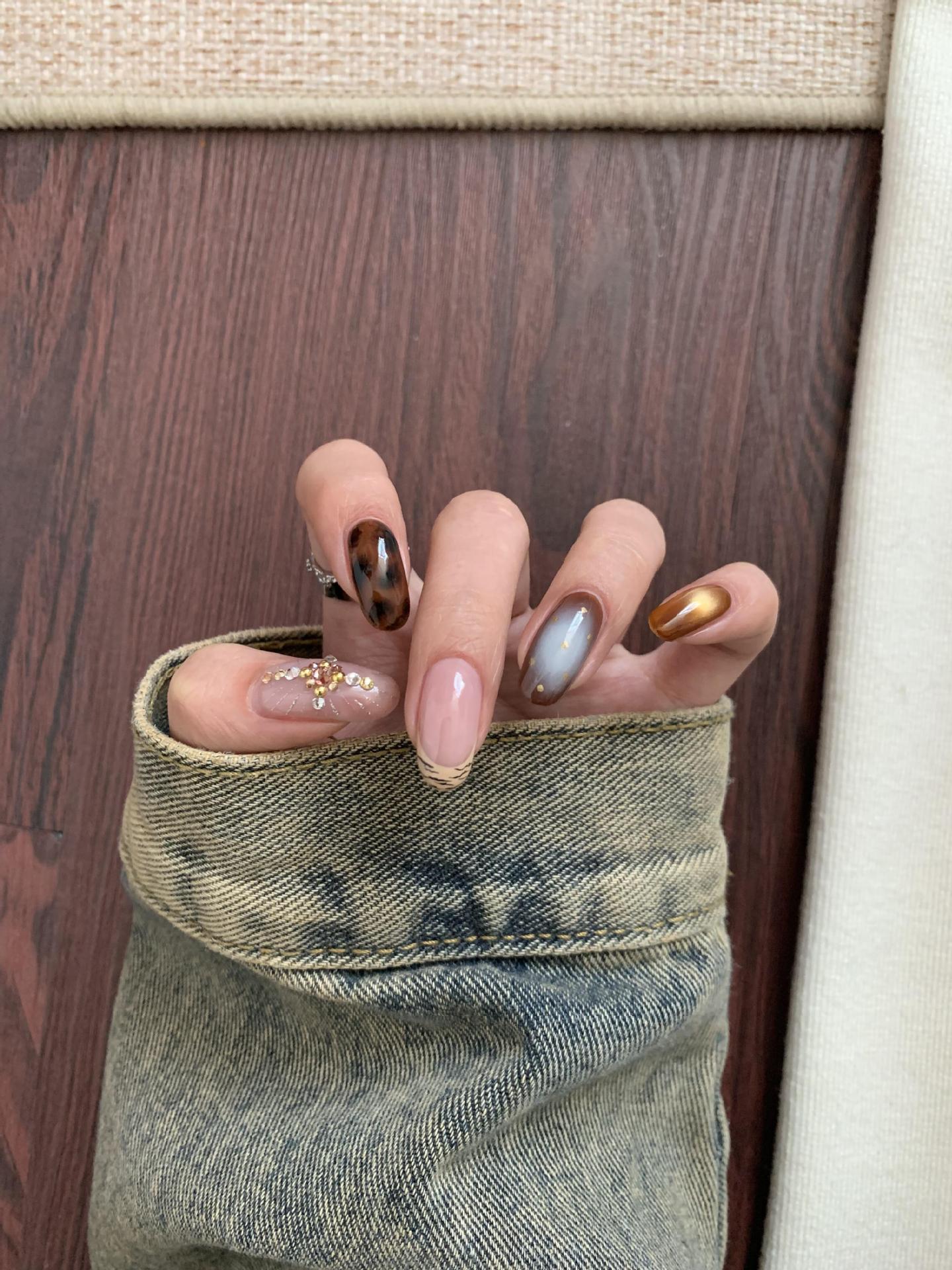 Kunstnagelset mit Eleganten Mustern und Glitzerakzenten Brehn