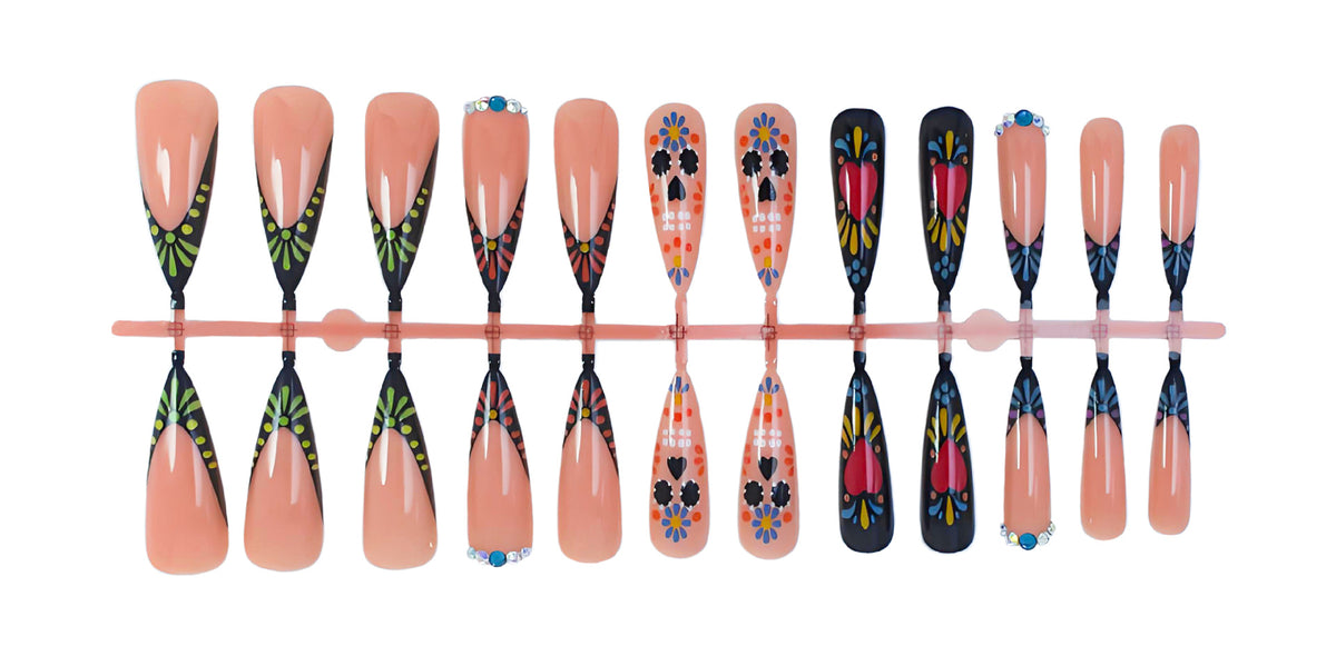 Kunstnagelset mit kreativen und bunten Musterdesigns Brehn