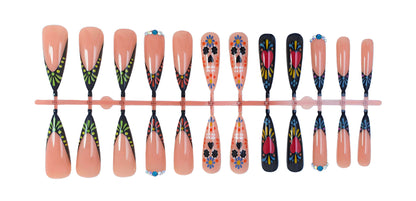 Kunstnagelset mit kreativen und bunten Musterdesigns Brehn