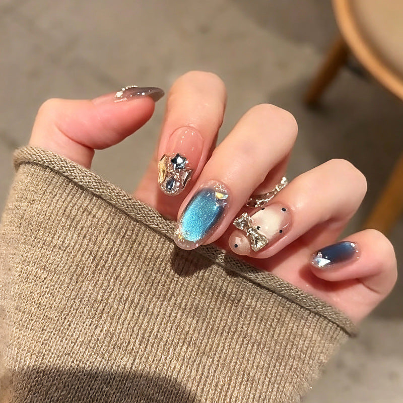 Kunstnagelset mit funkelnden Glitzerakzenten Brehn