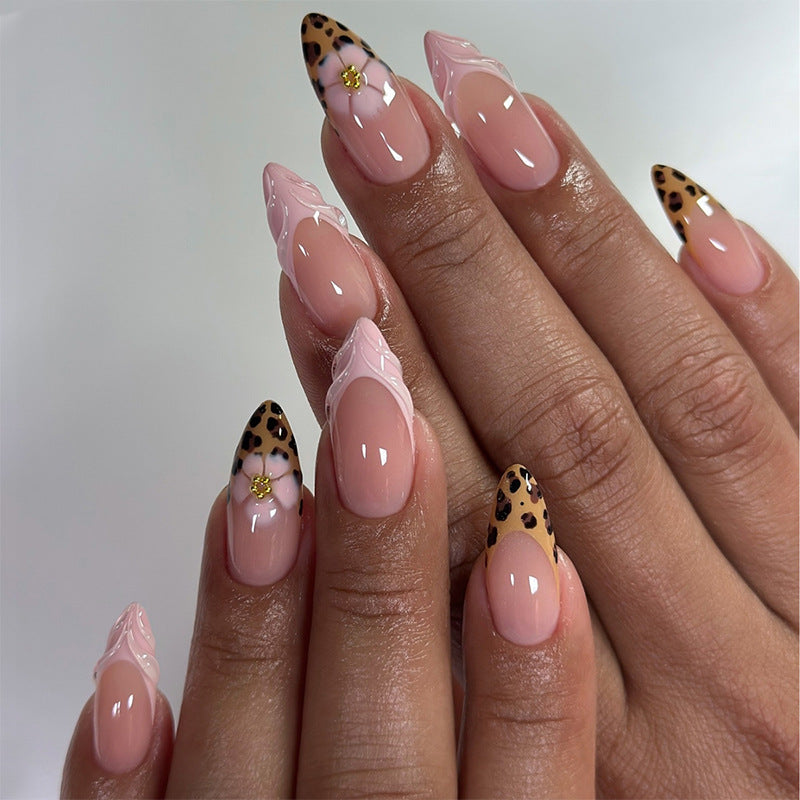 Kunstnagelset mit trendigen Leoparden-Design und eleganten Akzenten Brehn