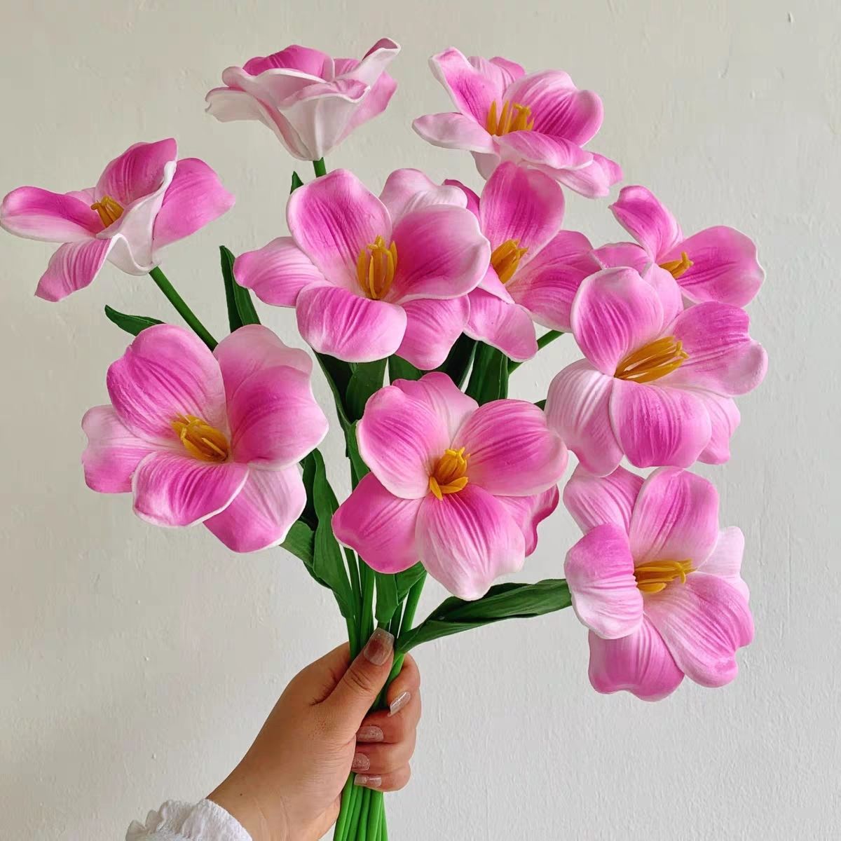 Lebensechte dekorative Blumenarrangement
