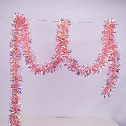 Glitzernde Weihnachtsgirlande mit Schneeflockenmotiven