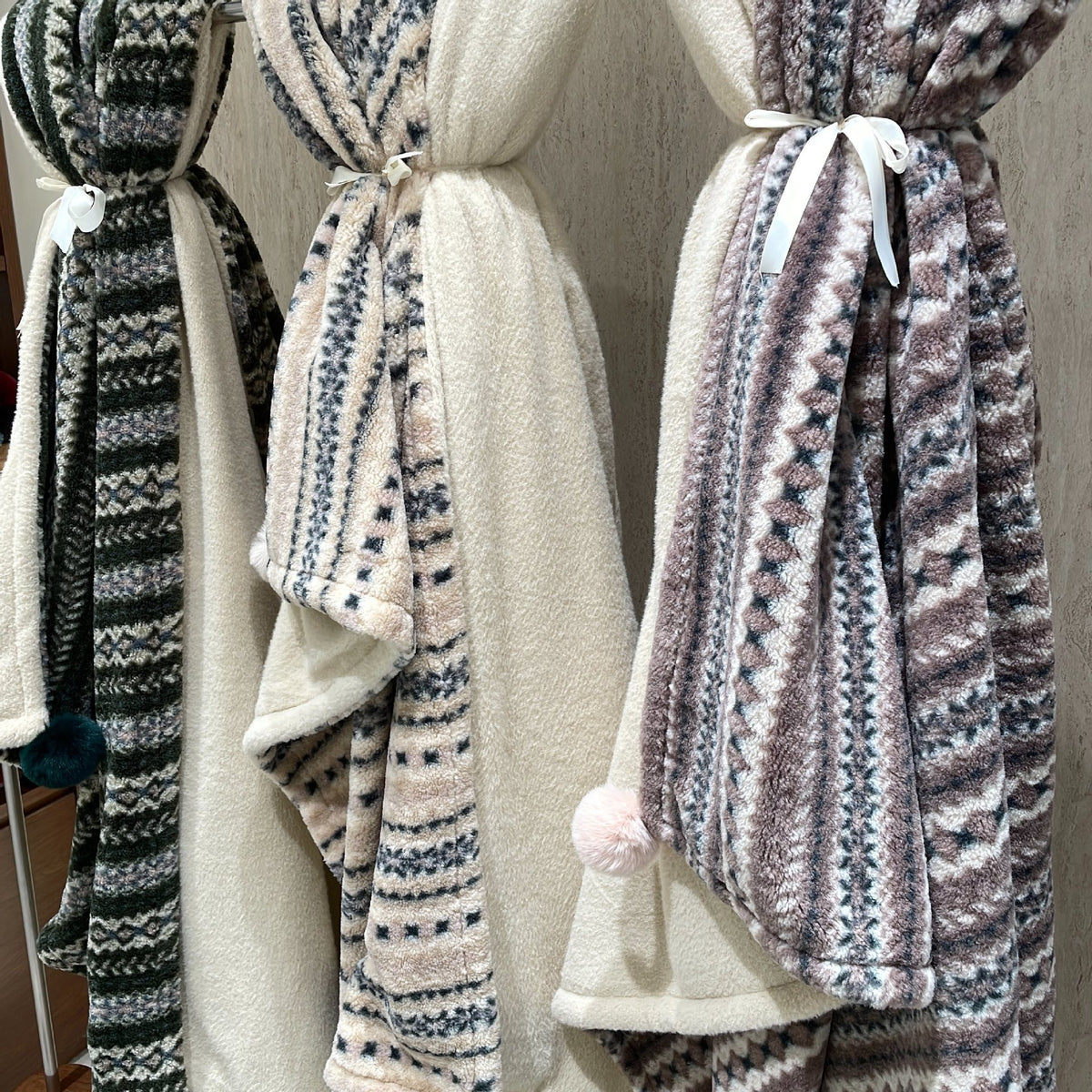 Oversized Gestreifter Mohairmix Schal mit Bommel