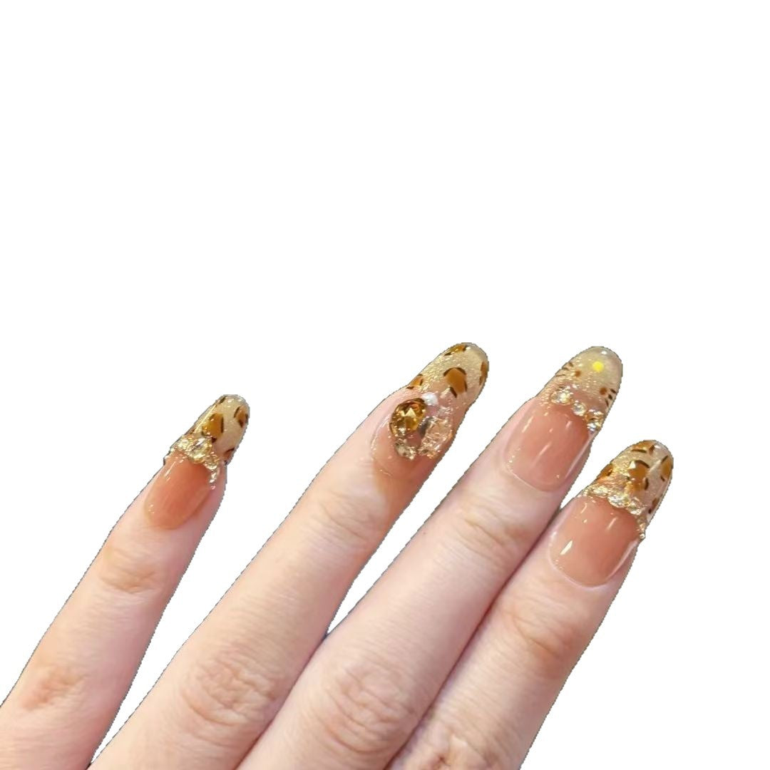 Glamouröse Nagelkunstverlängerungen mit Kristallakzenten