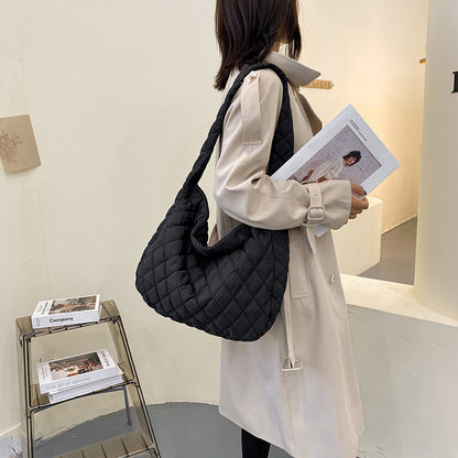 Gepolsterte Stepp-Hobo-Handtasche