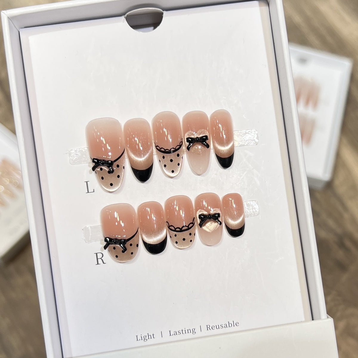 Elegantes wiederverwendbares Press-On-Nail-Art-Set mit charmanten Schleifenakzenten Brehn