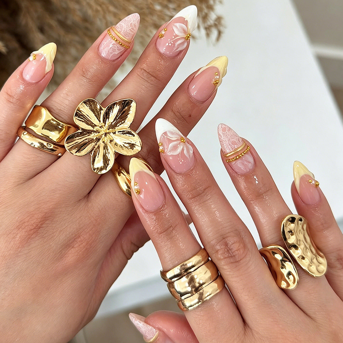 Kunstvolle Nagelspitzen mit floralem Design Brehn