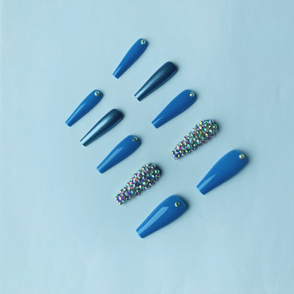Glamouröse mit Strass verzierte Stiletto-Nägel