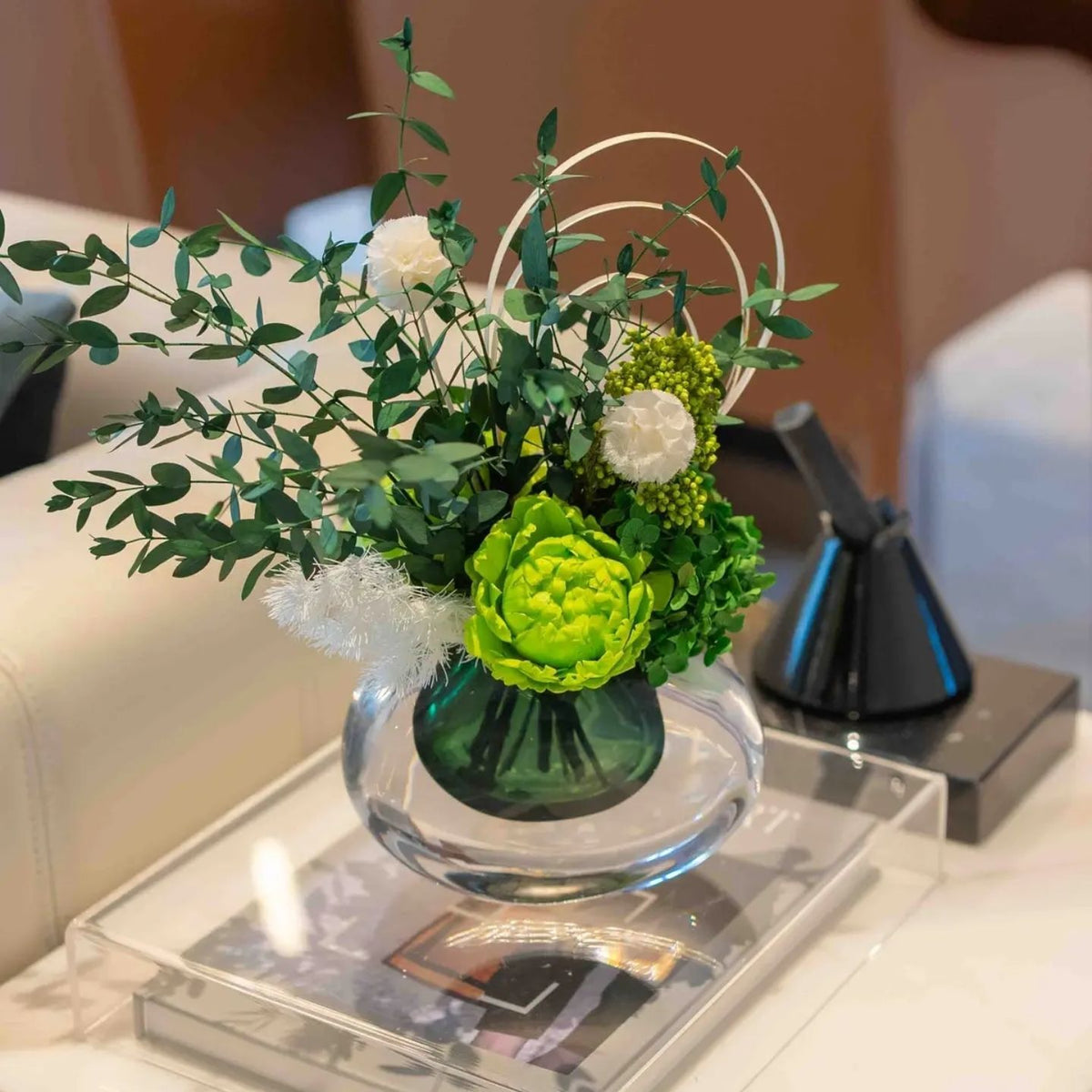 Lebensechte Blumenarrangement mit Glasvase