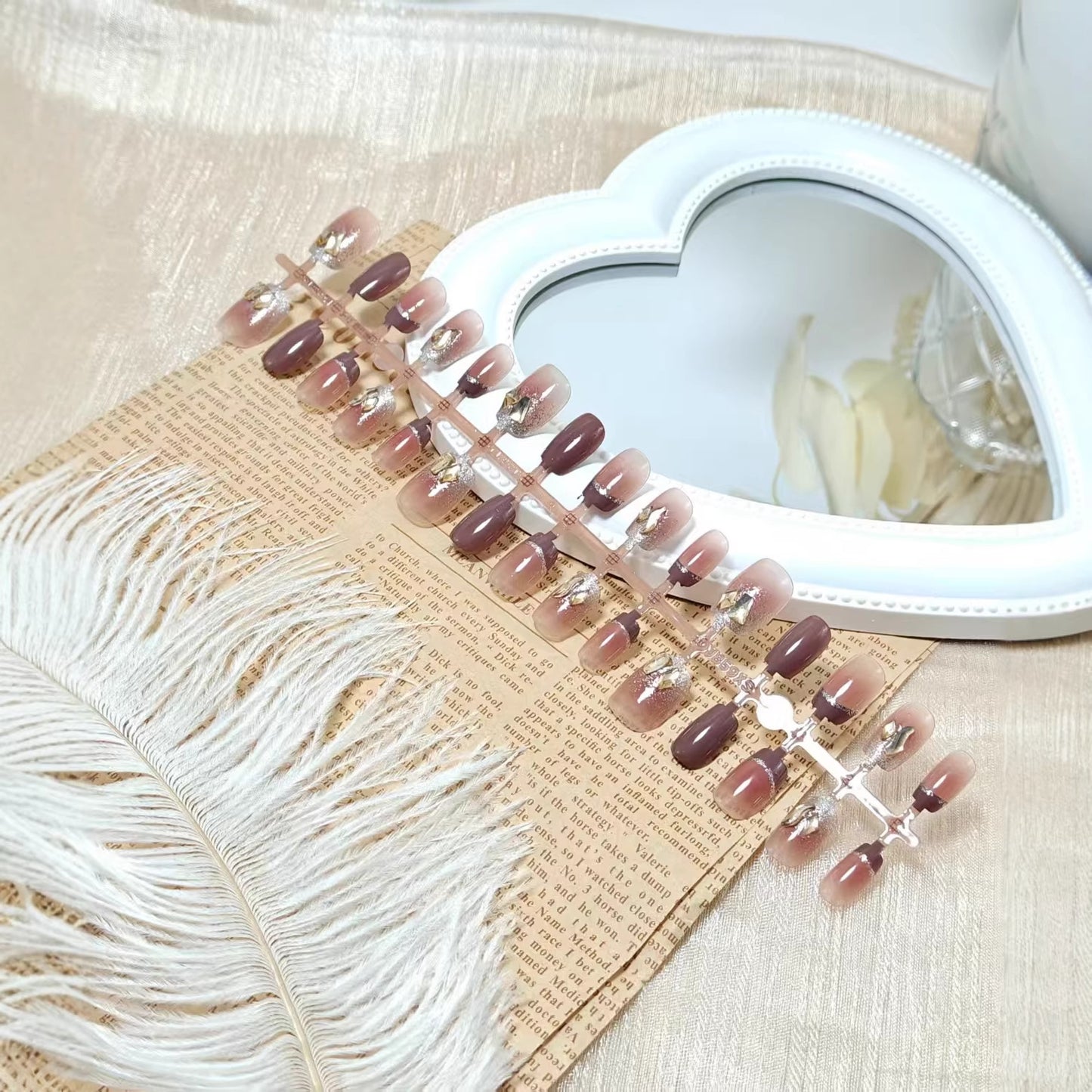 Elegante Kunstnagel-Set mit Goldakzenten Brehn