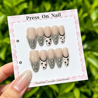 Künstlerisches Press-On Nagelset mit floralen und gemusterten Designs