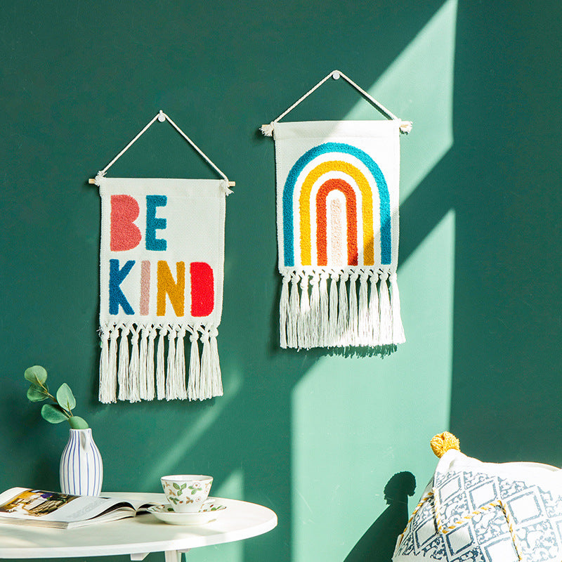 Boho-Wandbehang aus gewebter Baumwolle mit handgetufteten Applikationen und Fransen Brehn