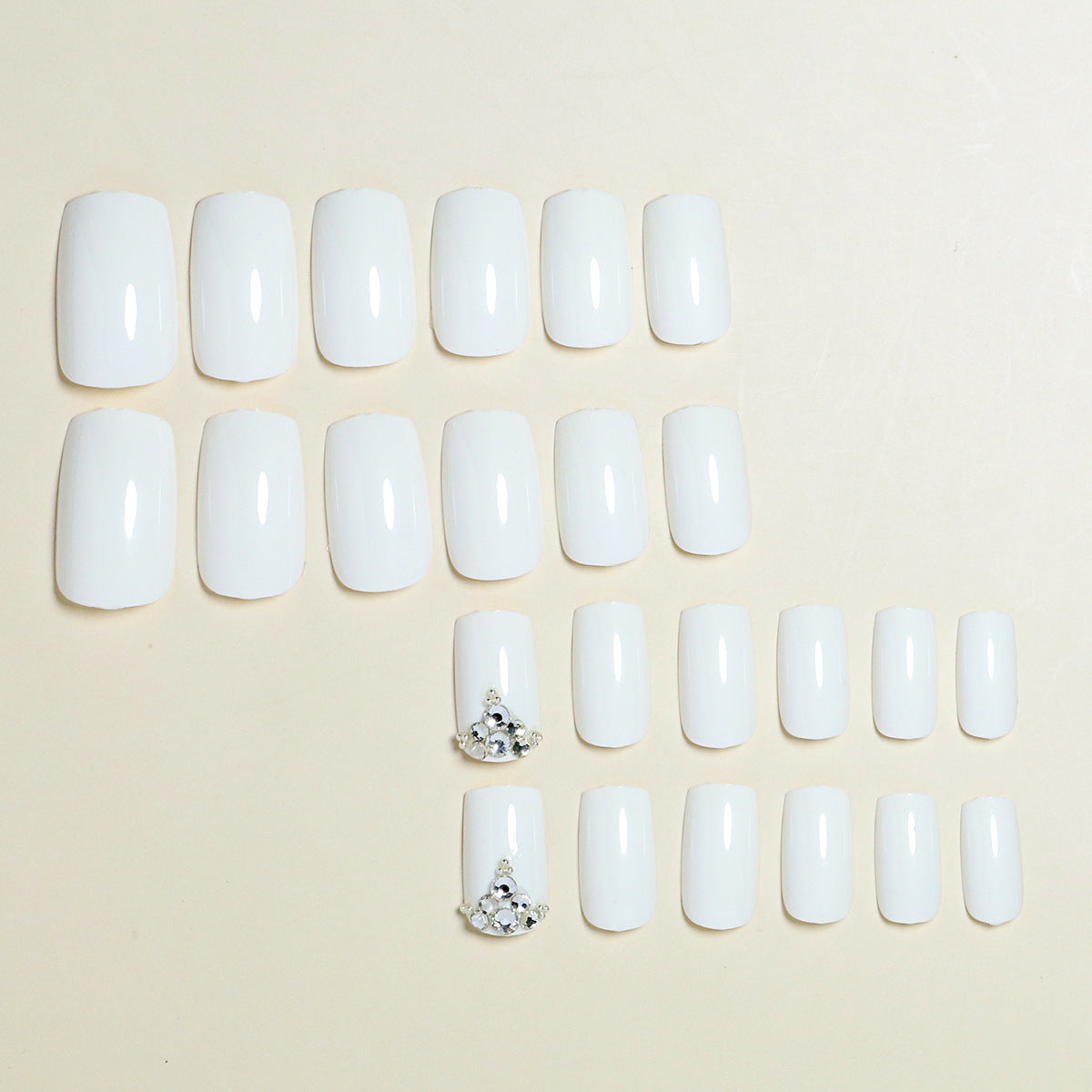 Luxus Press-On Nail Design mit Strass-Akzenten Brehn