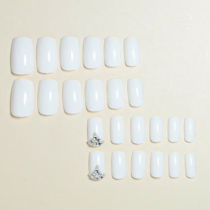 Luxus Press-On Nail Design mit Strass-Akzenten Brehn