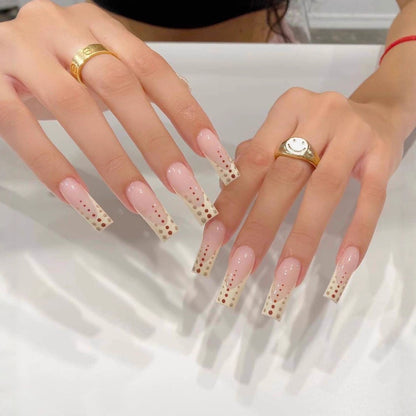 Kunstvolle Nagelverlängerungen mit eleganten Dots und schimmerndem Ombré Brehn