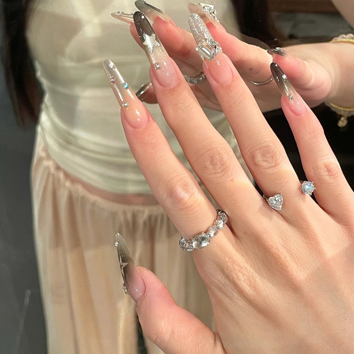 Glamouröse Kunstnägel mit Funkelnden Strass- und Sternendesigns Brehn