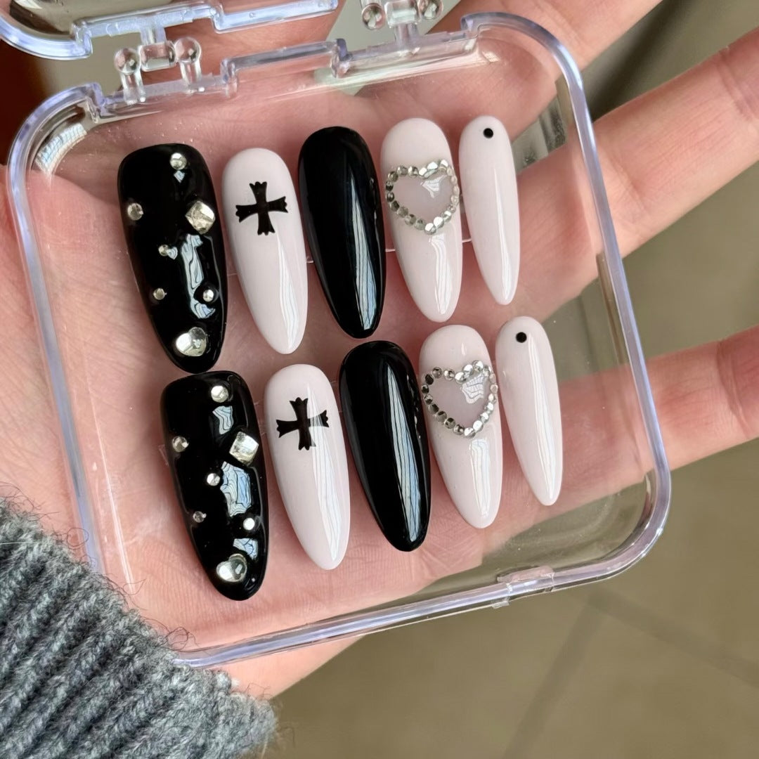 Dekoratives Press-On Nagelkunst-Set mit Kristallen und gotischen Akzenten