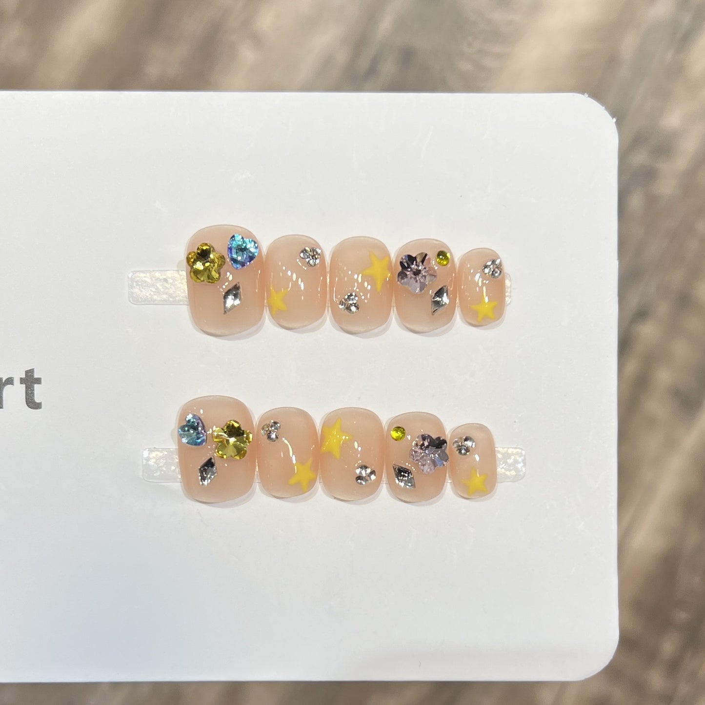 Dekoratives Press-On Nagelkunstset mit funkelnden Akzenten Brehn