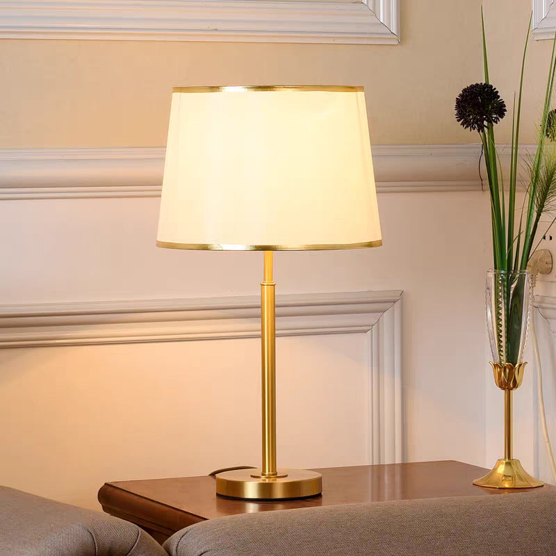 Moderne Tischlampe mit goldenen Akzenten