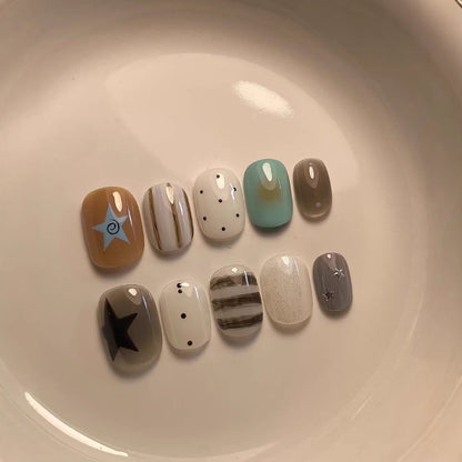 Künstlerisches Press-On Nagelset mit geometrischen und Stern-Designs
