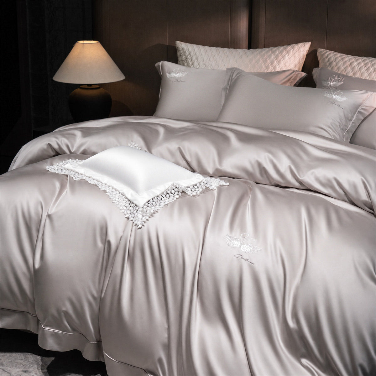Luxuriöse Satin-Bettwäschegarnitur mit besticktem Schwanenmotiv und Spitzenkissen