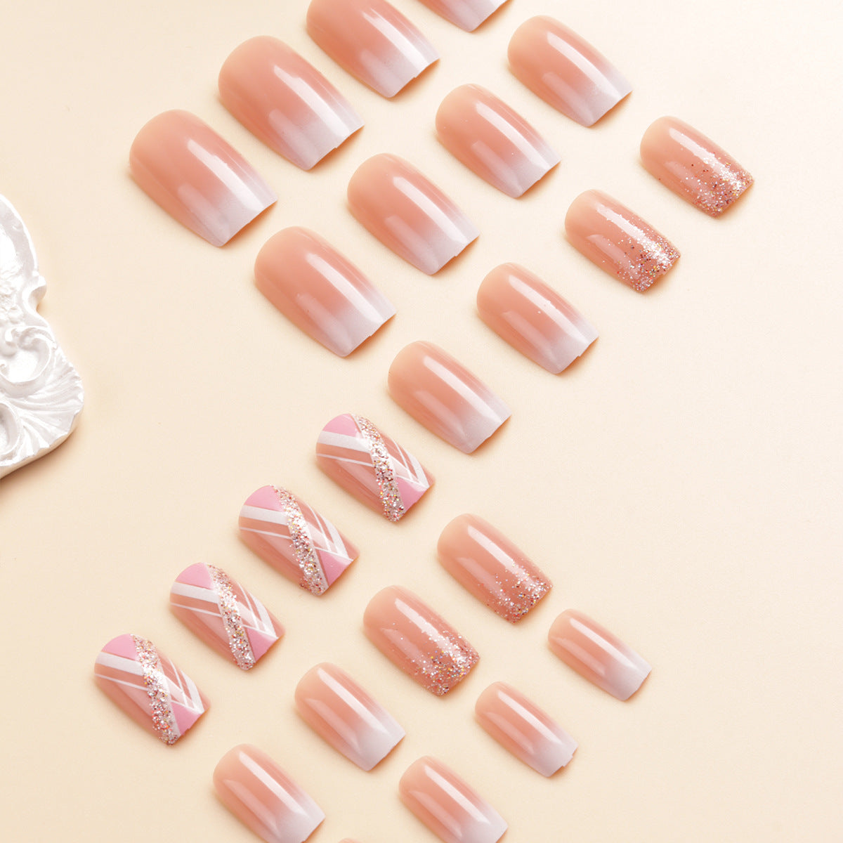 Elegantes Glänzendes Press-On-Nageldesign-Set Brehn